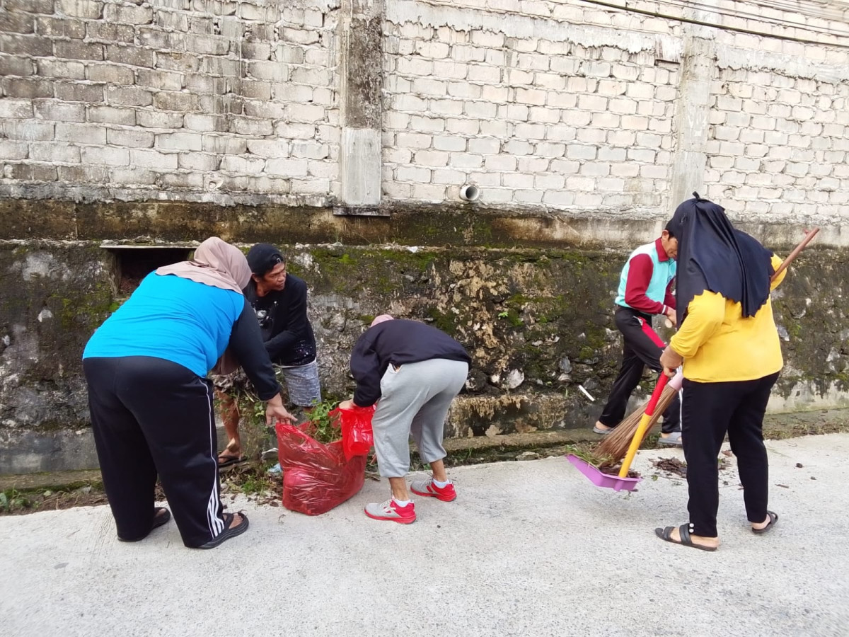 Gotong royong RT 07