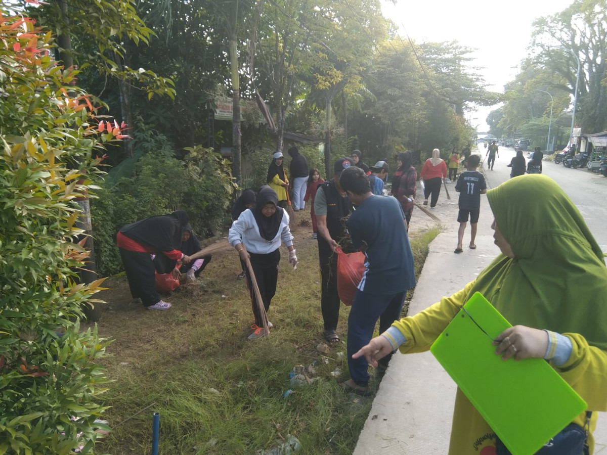 Gotong royong depan SD 008