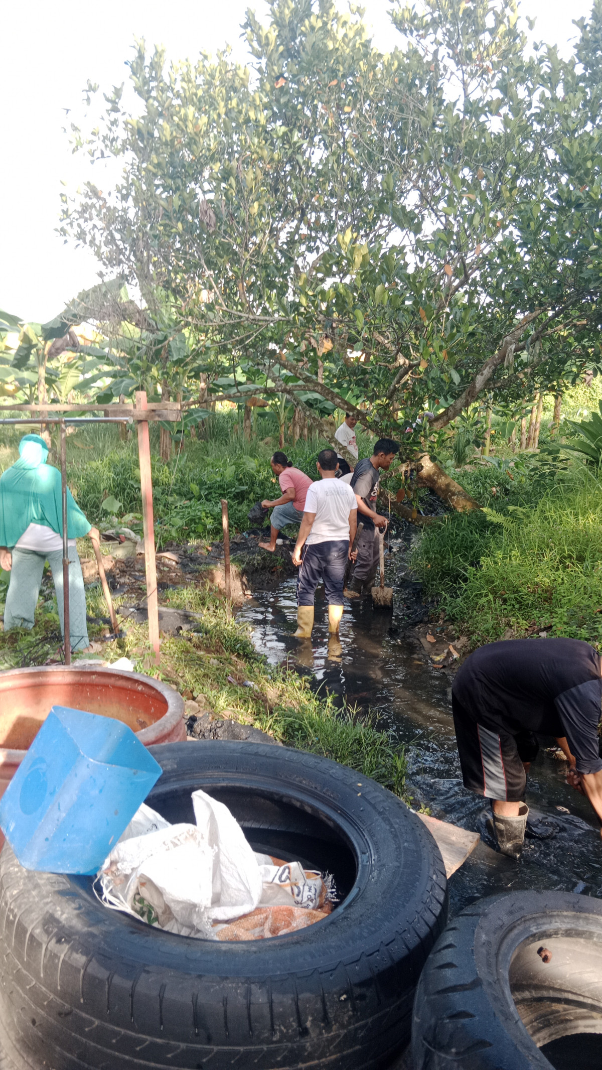 Kerja bakti bersihkan parit besar