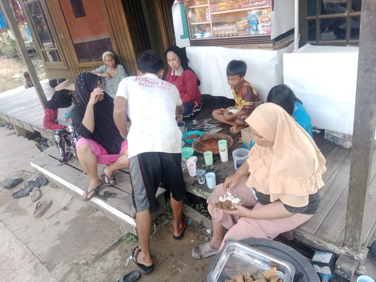 Gotong royong. Rt 08 bersihin selokan dan jalan. Serta cabut rumput