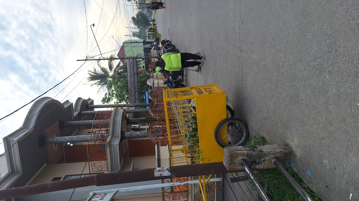 Gotong royong di jln sutra kembang 2