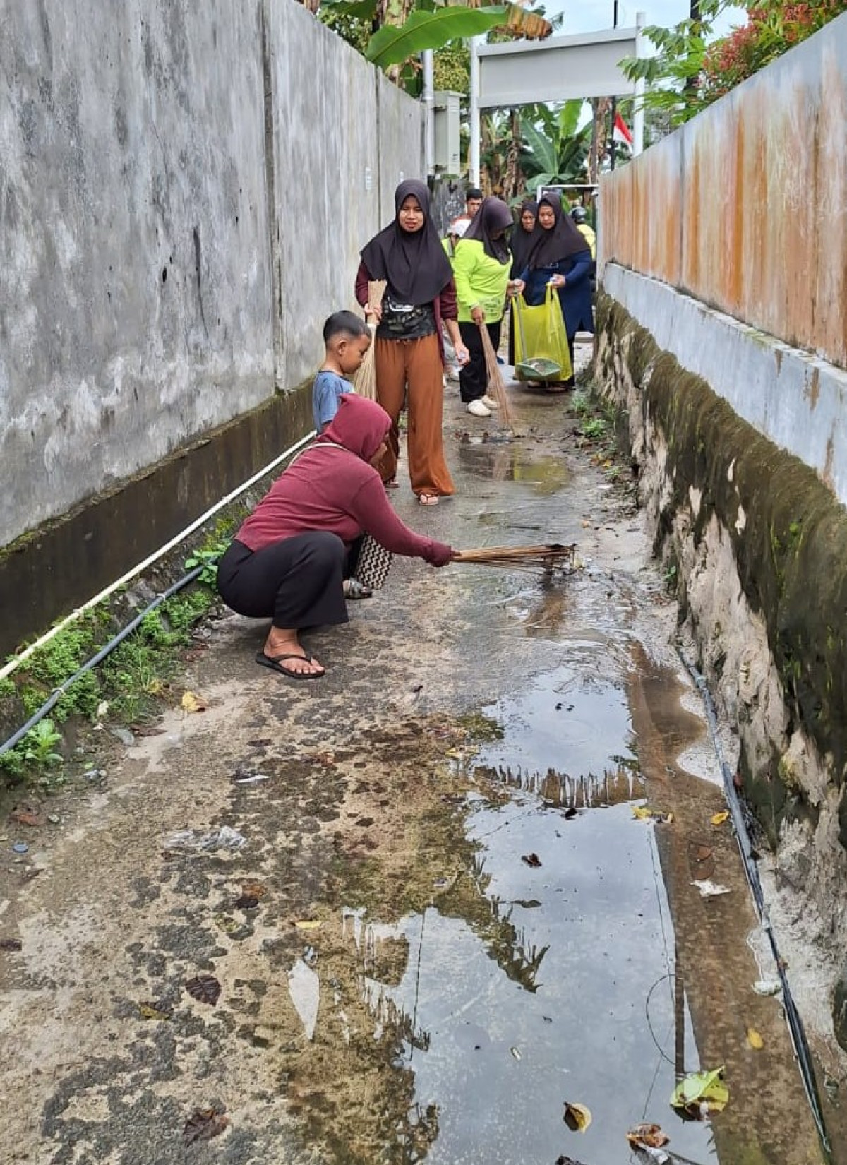 Gotong Royong di Gang Terminal 1