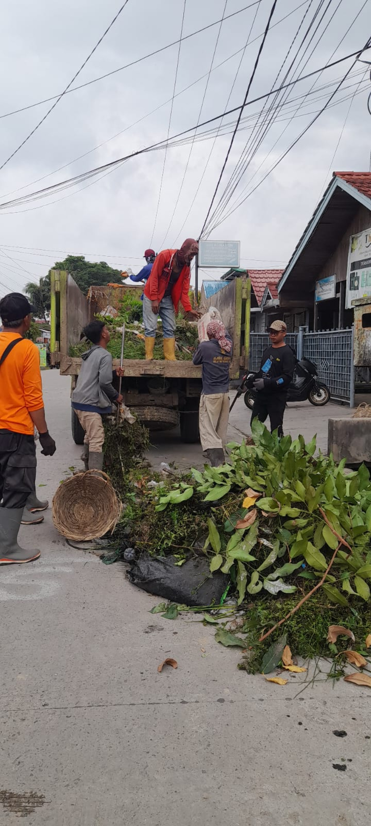 Gotong royong di jalan daeng mangkona