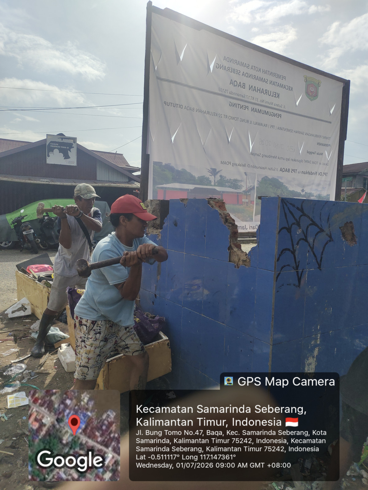 gotong royong pembongkaran bak sampah