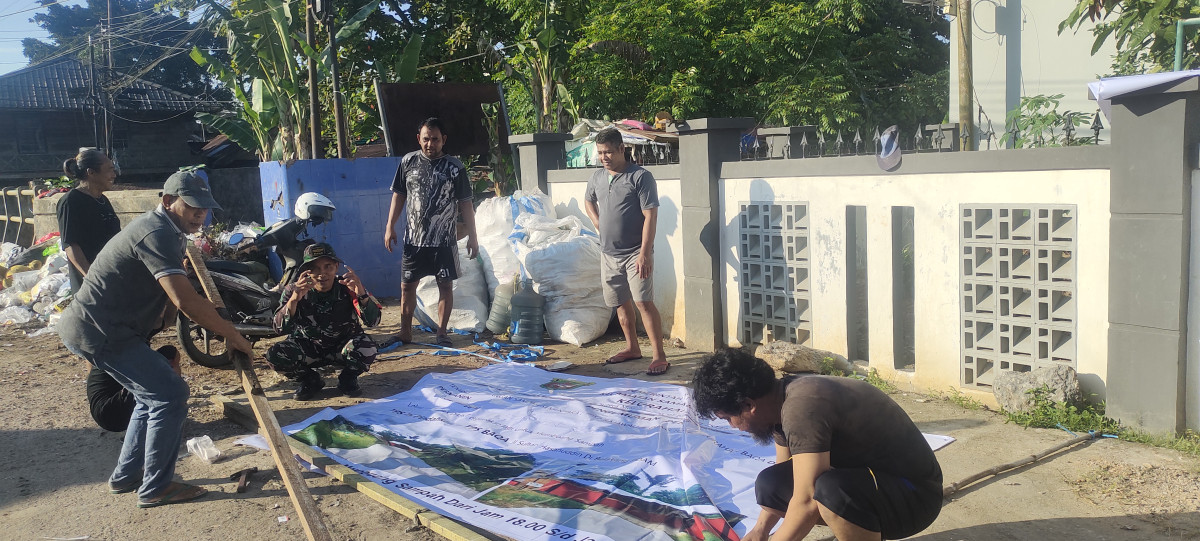 gotong royong jln bung tomo pemasangan spanduk  pemindahan bagg sampah