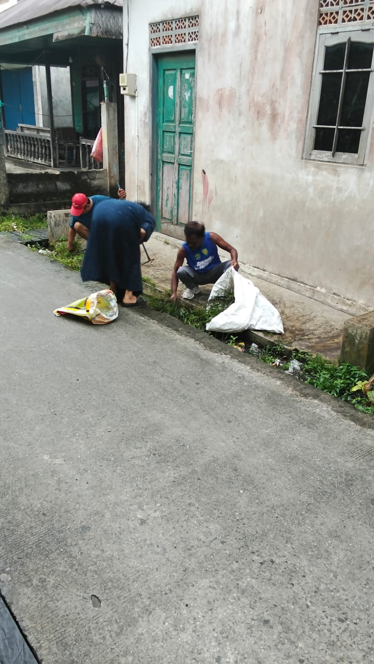 Gotong royong dijalan pattimura gang nur