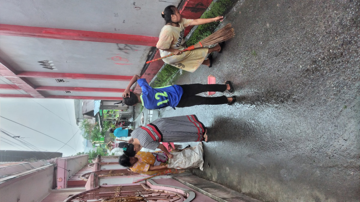 Gotong royong membersihkan gang nur