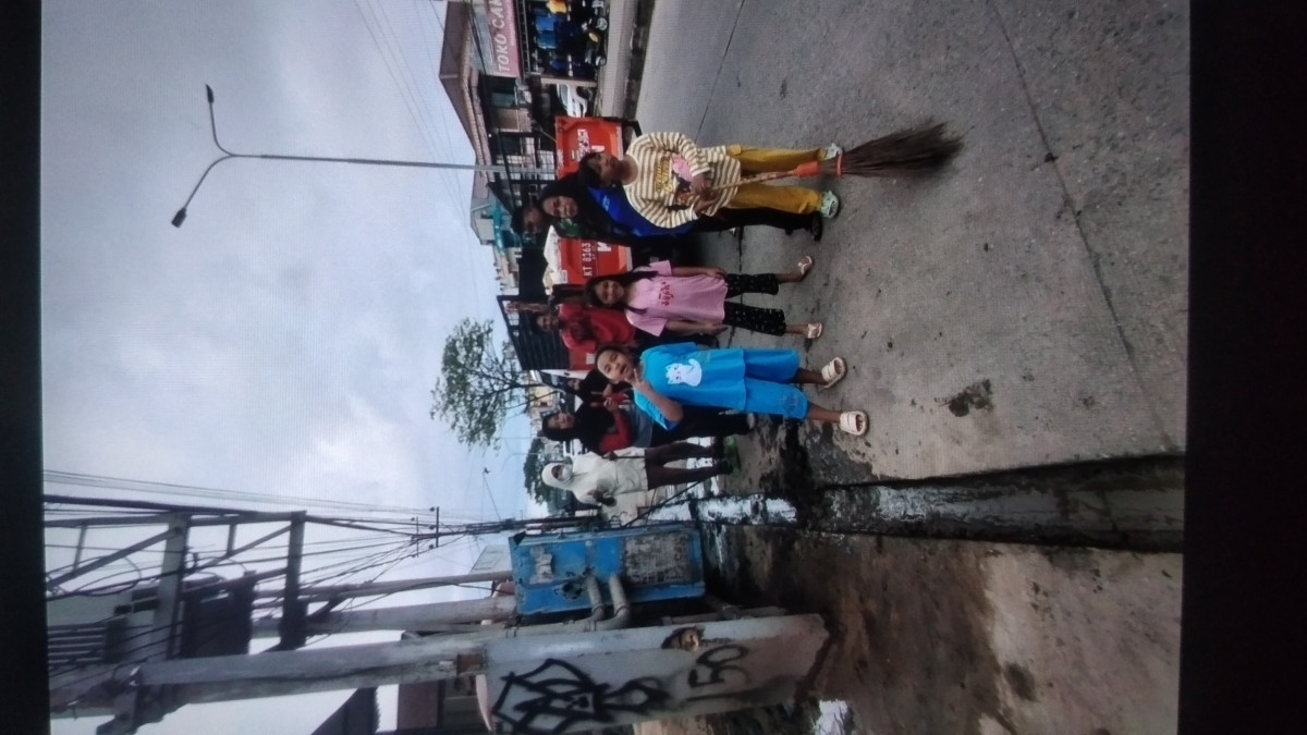 Gotong royong membersihkan sampah dijalan pattimura dan gang Nur