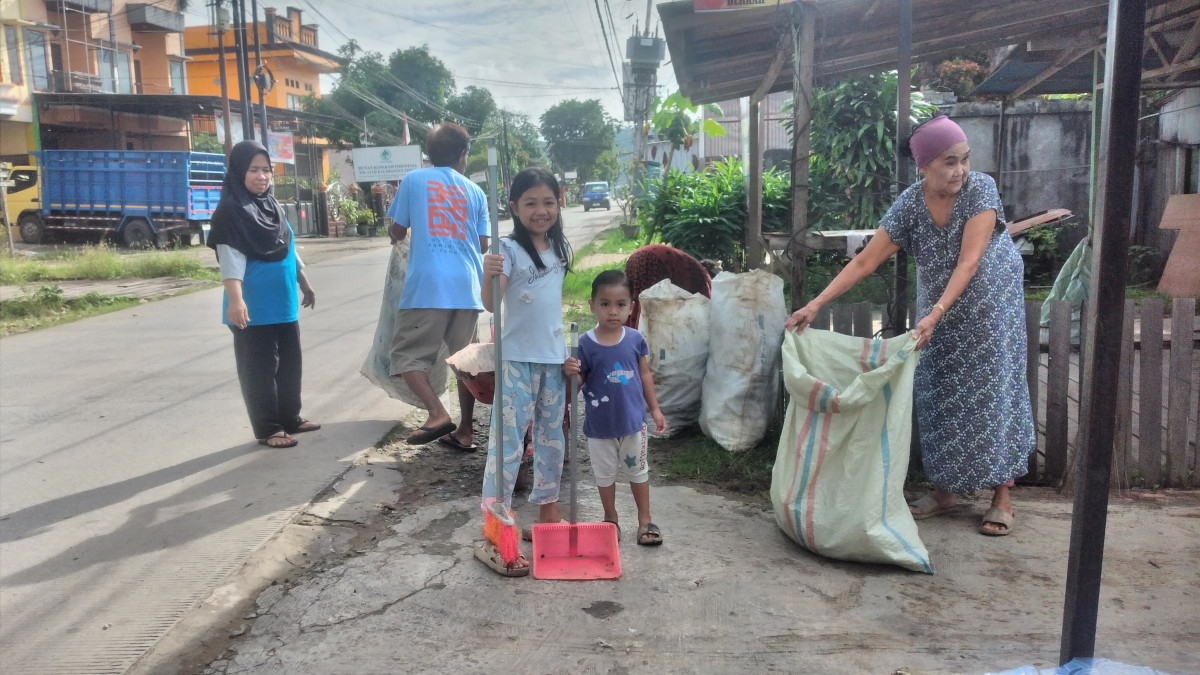Gotong royong jalan maspenghulu gang monas