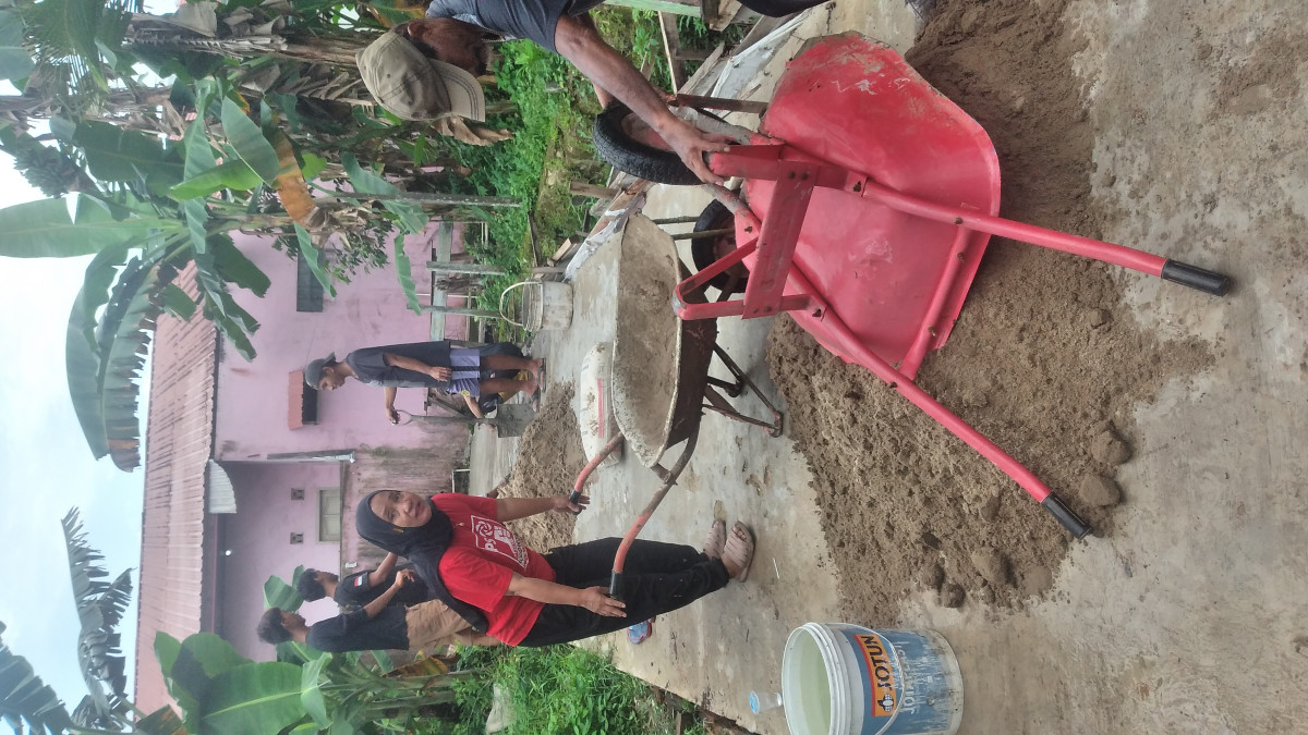 Gotong royong pembenahan gang rahmat