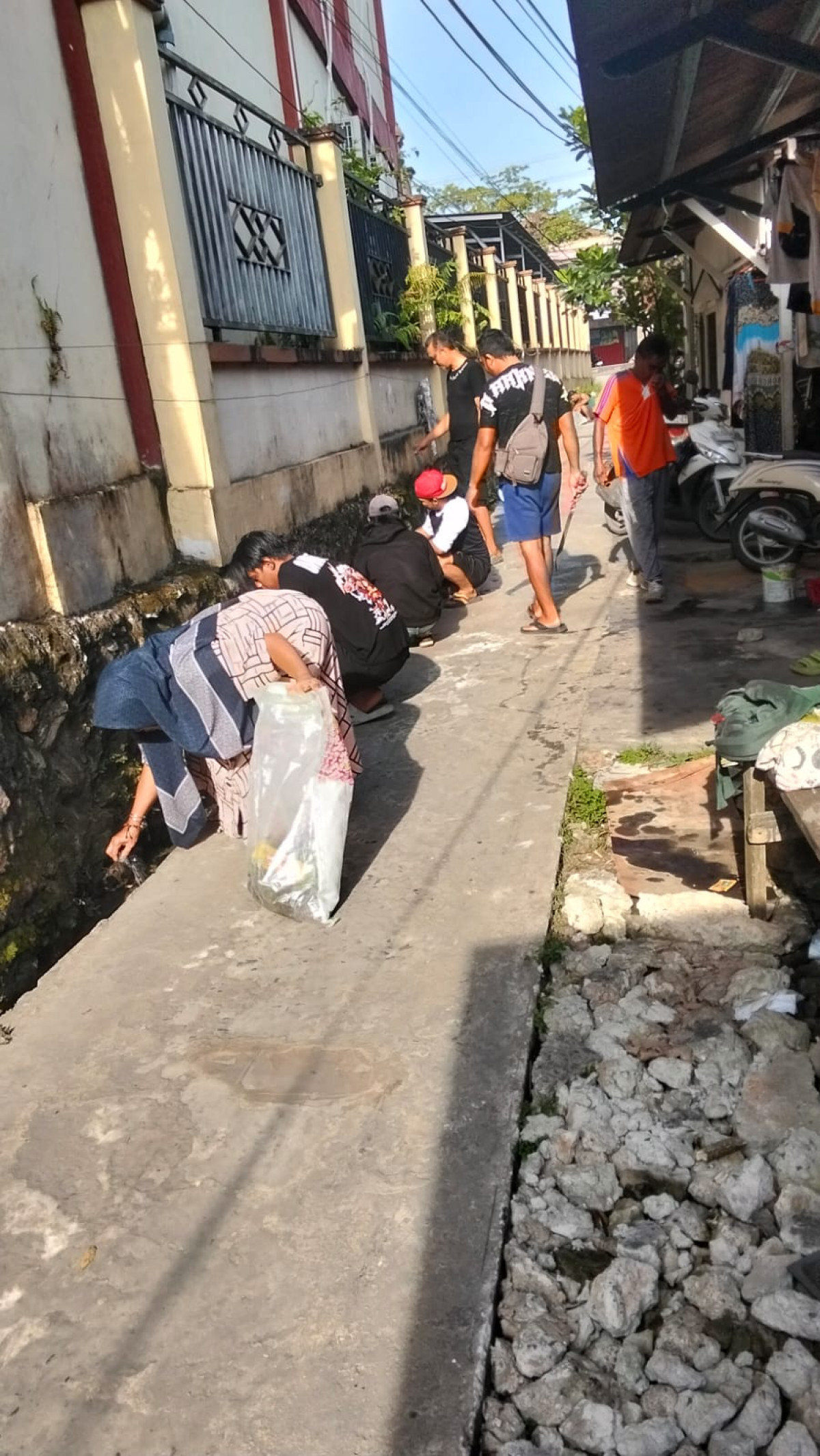 Gotong royong dijalan pattimura gang rahmat