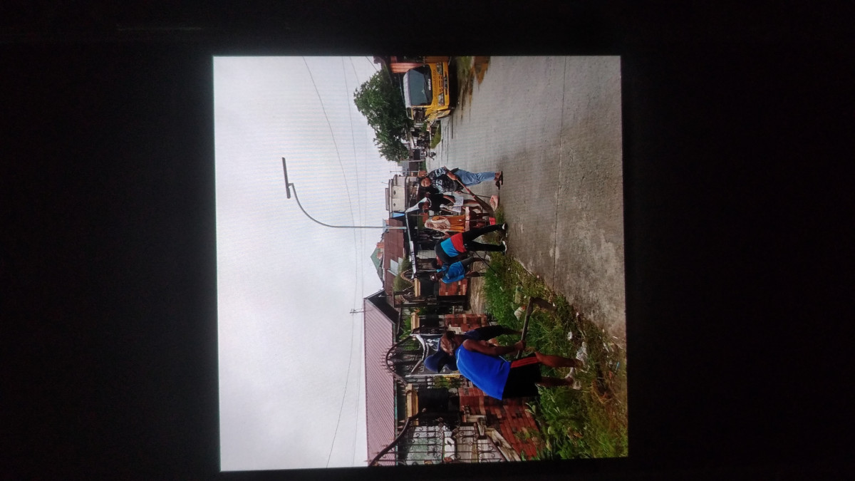 Gotong royong jalan teluk bayur