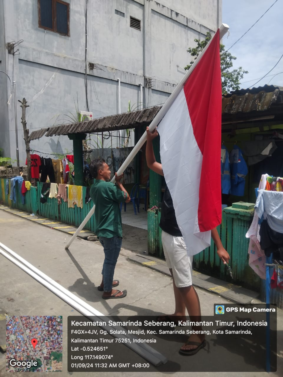 Gotong royong menurunkan bendera merah putih & umbul umbul