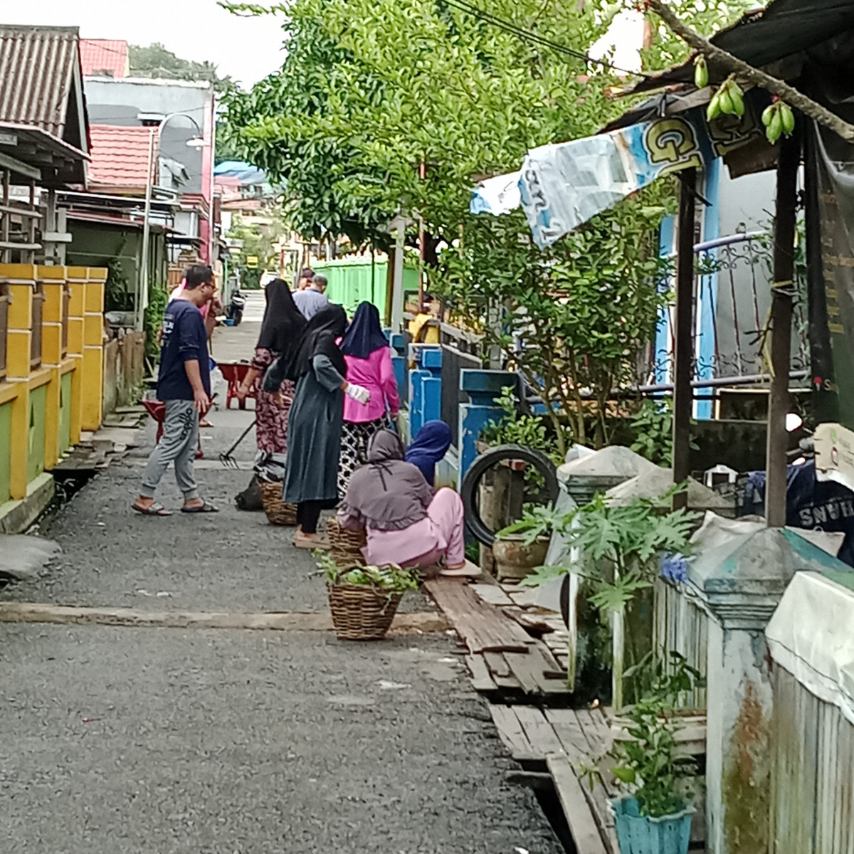 Gotong royong di jln komura 16