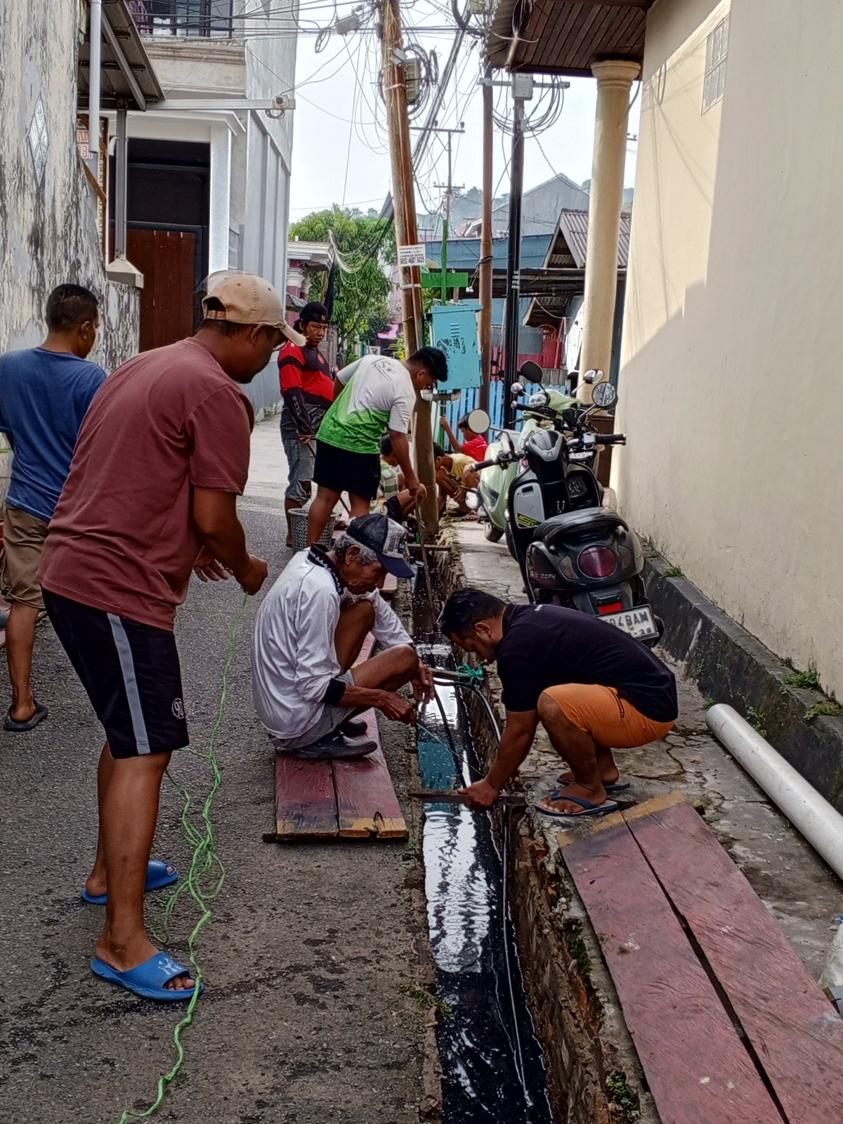Bersihkan lumpur di parit