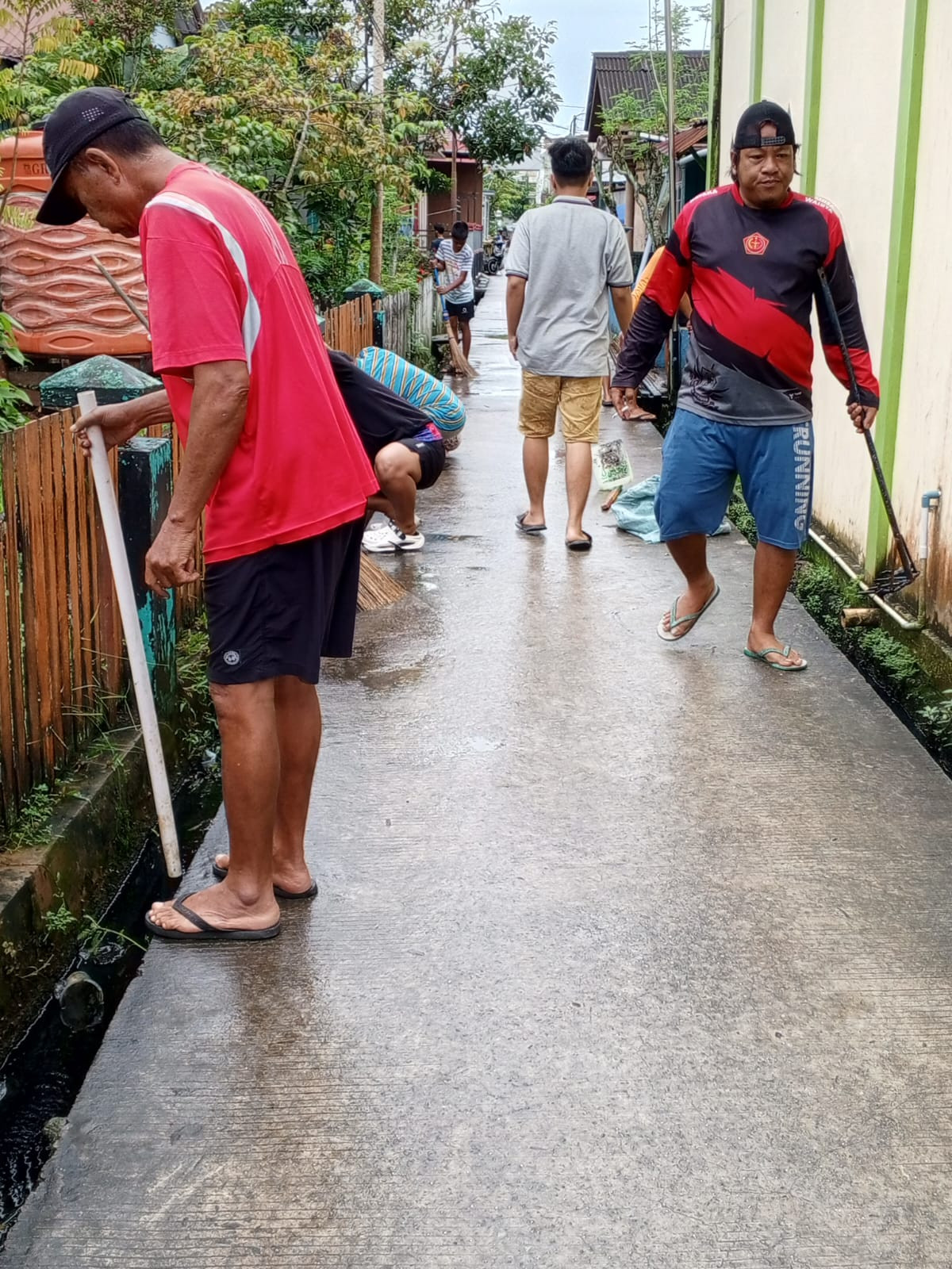 Bersihkan rumput dan parit