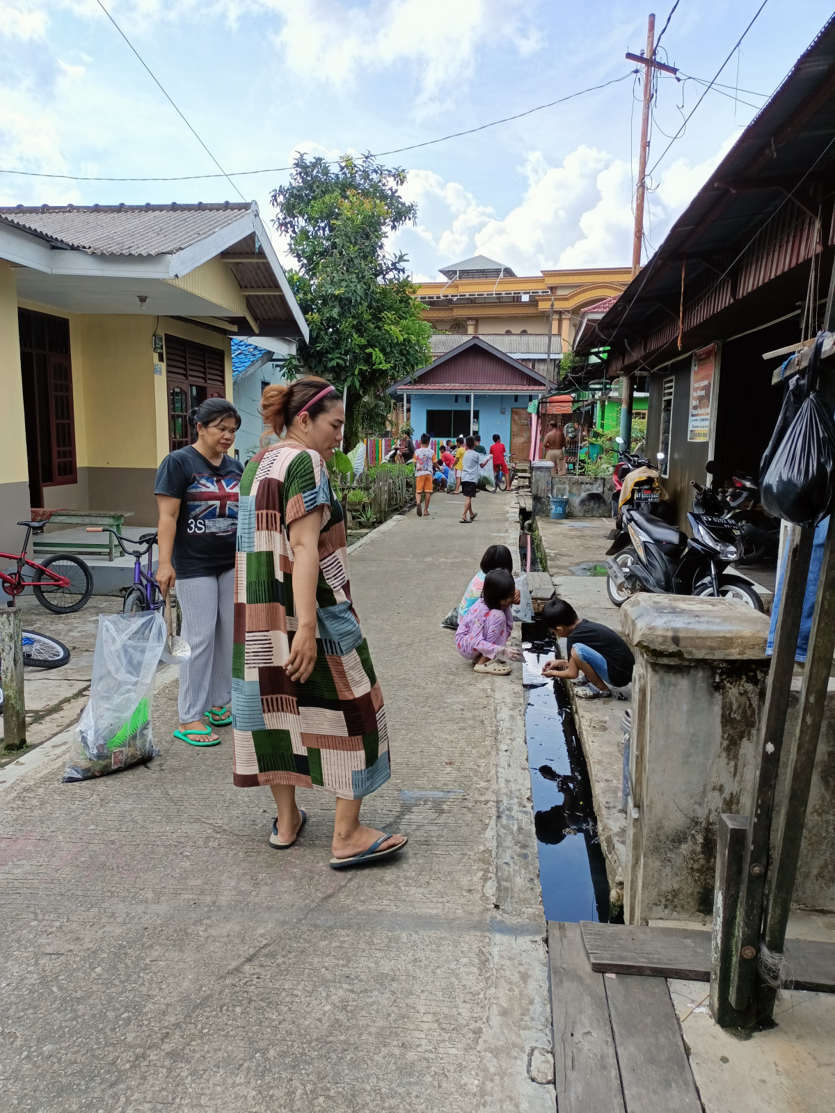 gotong royong bersihkan drainase