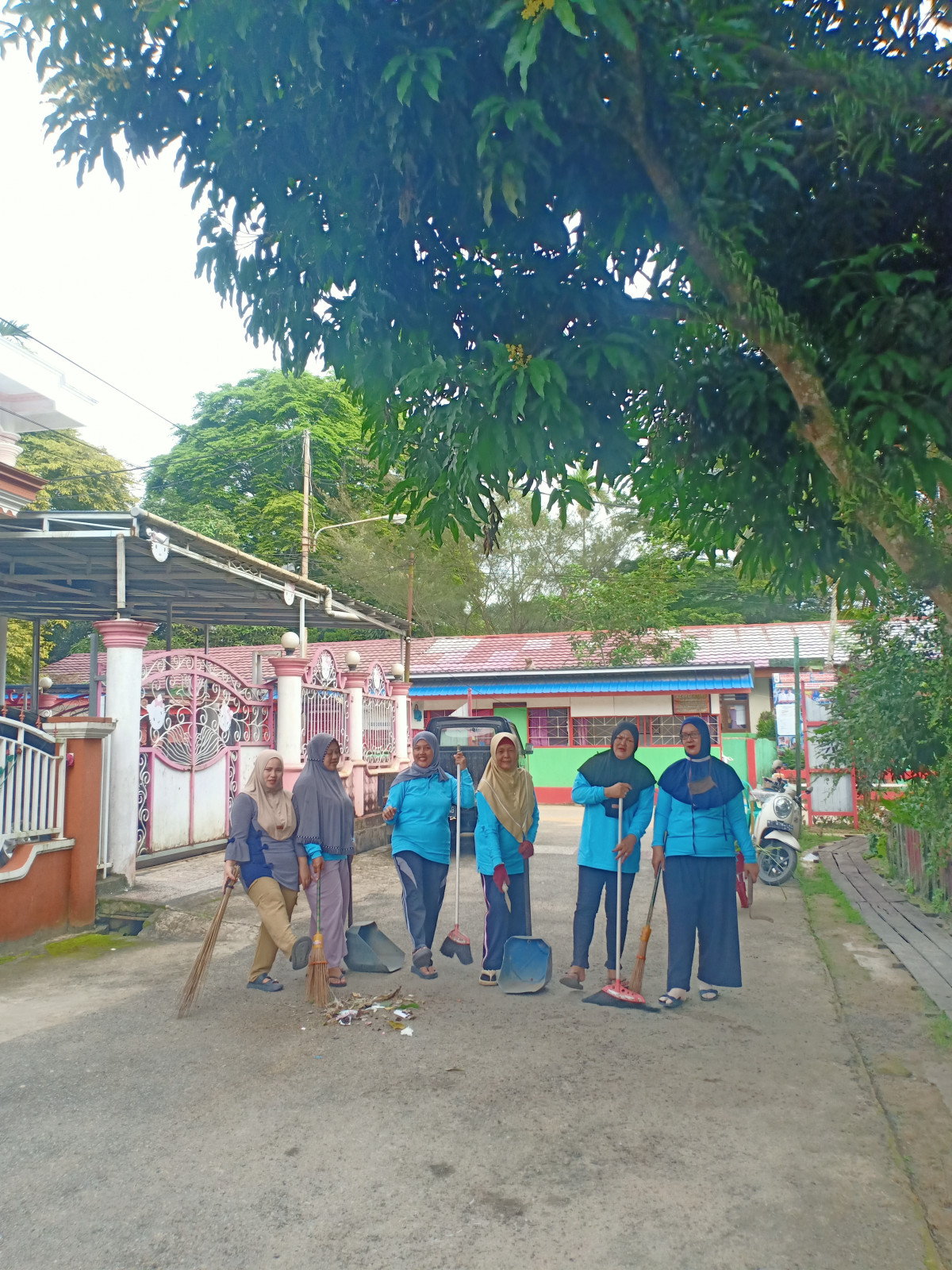 Gotong royong di lingkungan posyandu dan sekitarnya