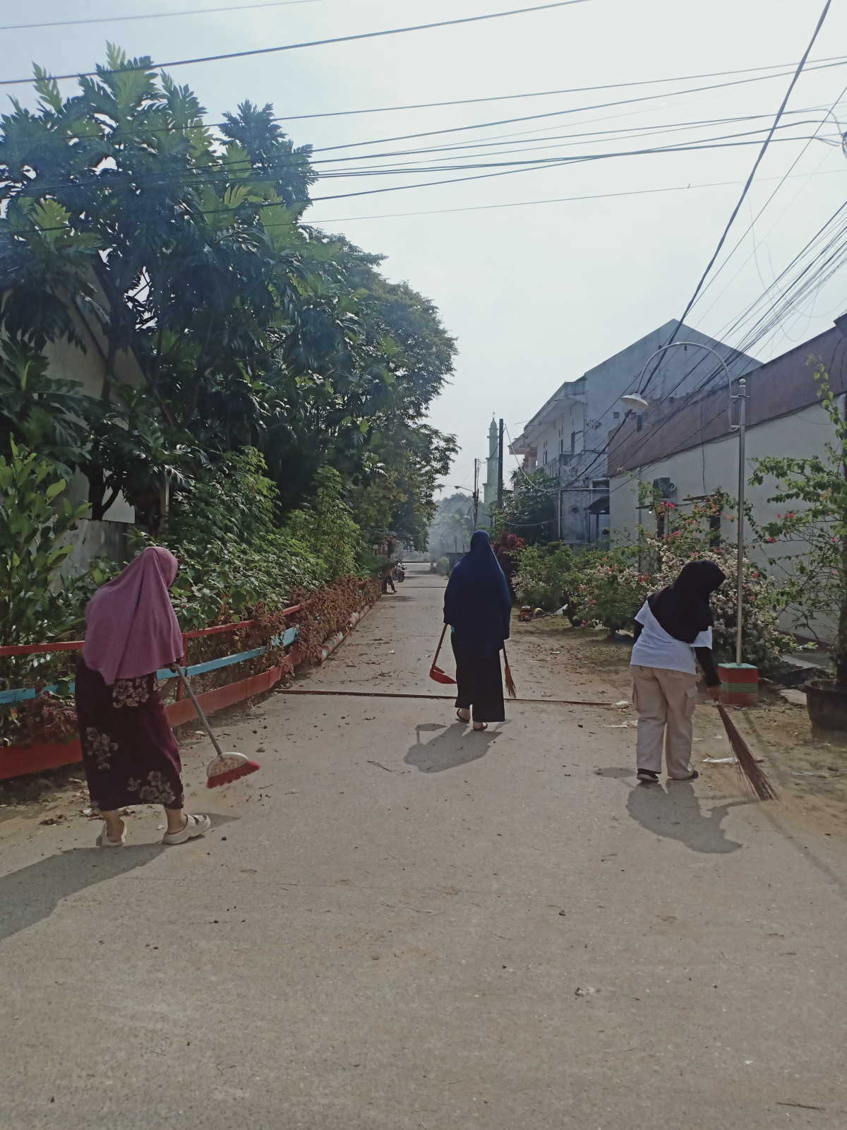Membersihkan sekitar wilayah RT 15