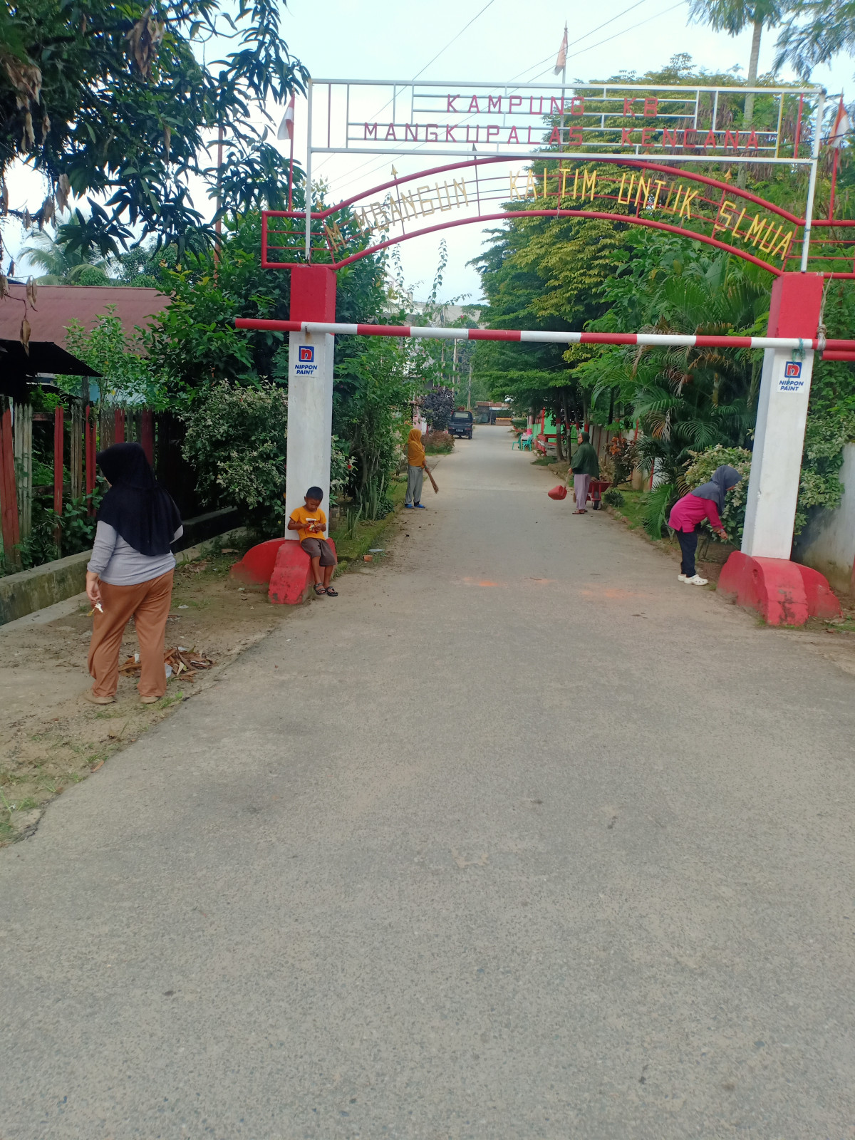 Gotong royong disekitar jl selat Makassar