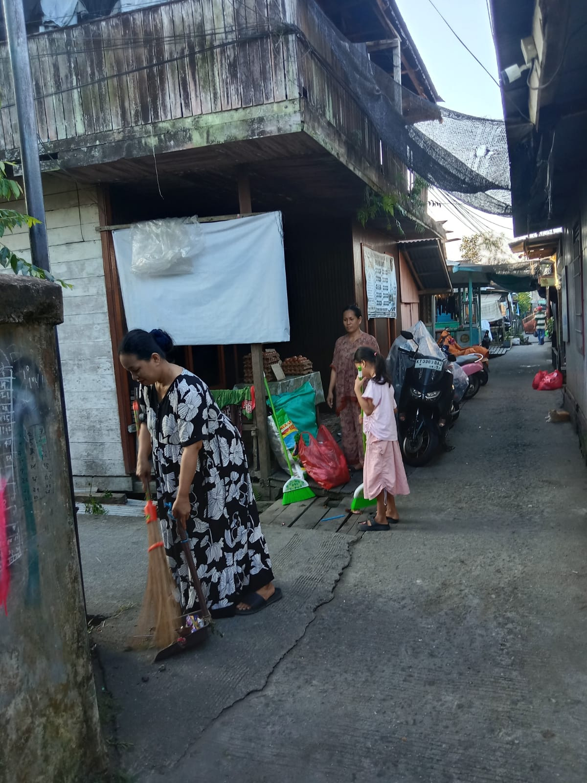 Gotong Royong dilingkungan rumah warga masing-masing