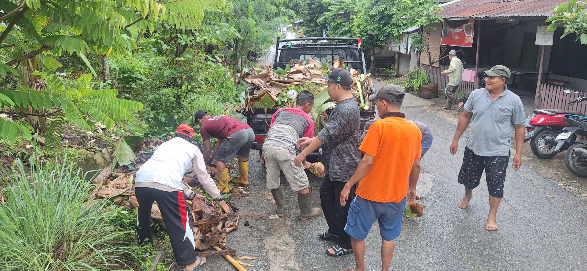 Gotong royong RT.04