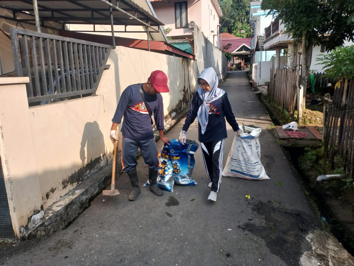 Kerja bakti bersama warga setempat