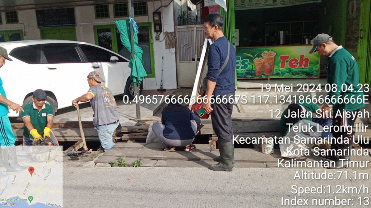 Gotong royong membersihkan lingkungan