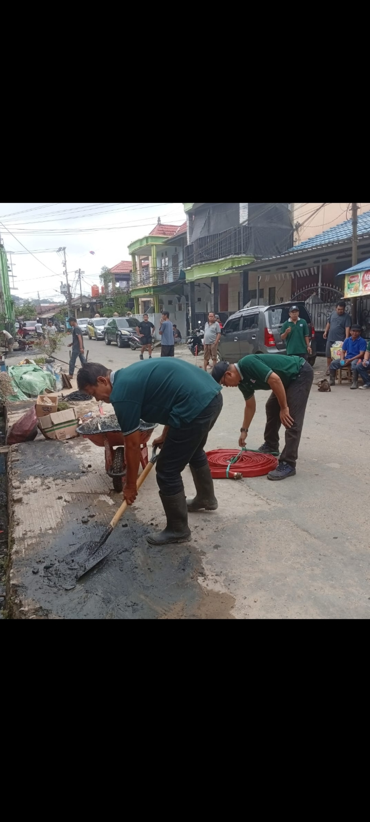 Kerja bakti bersama warga