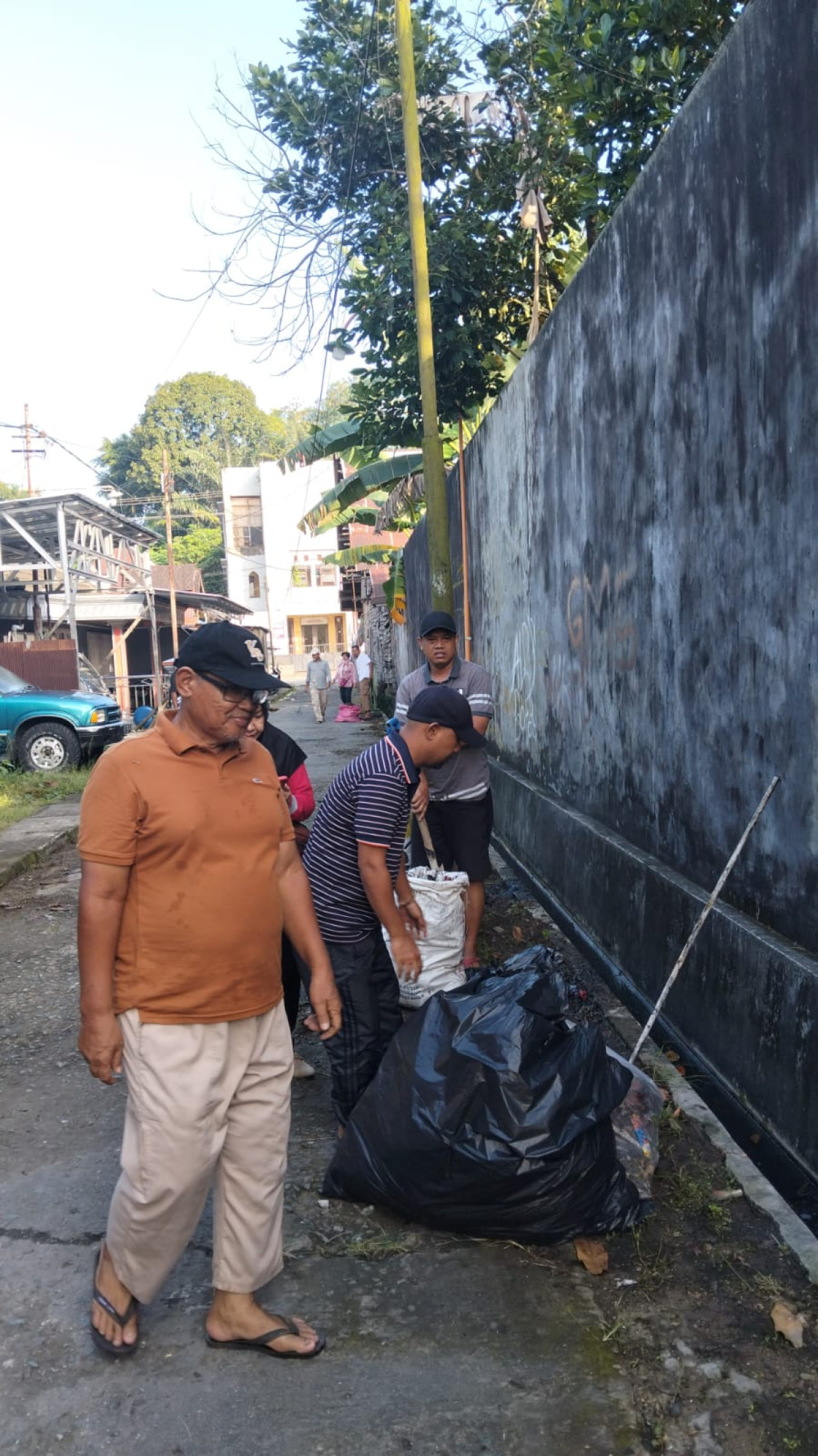 Kerja bakti bersama warga setempat