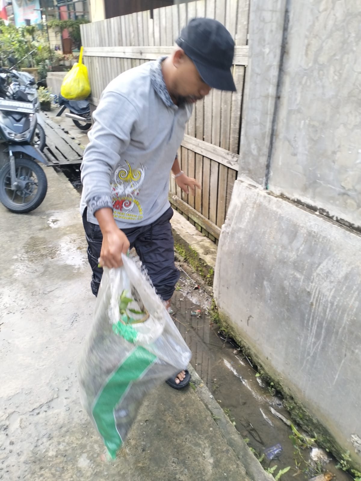 Gotong royong bersama RT 28 jln siti aisyah Gg 4C