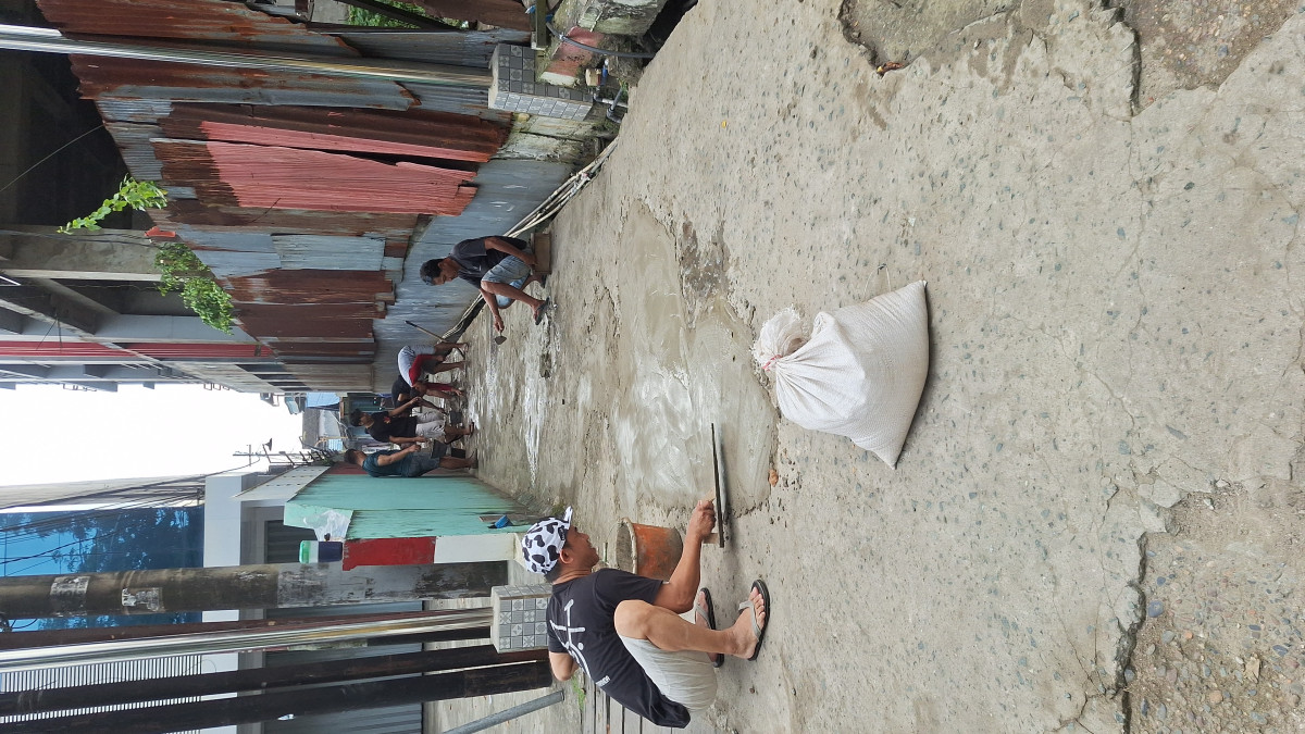 Gotong royong Tambal lubang jalanan Gg Mawar