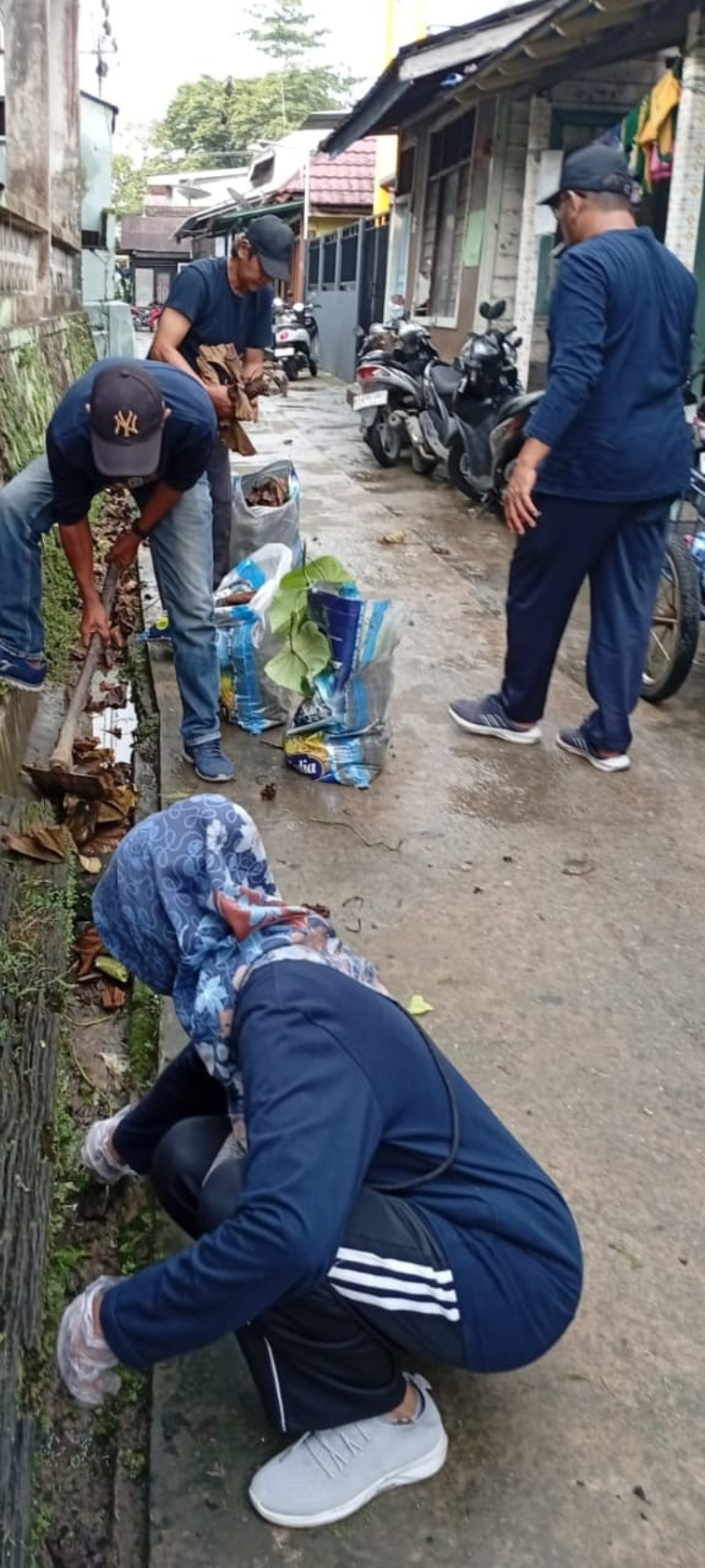 Bersihkan parit Gg sembilan