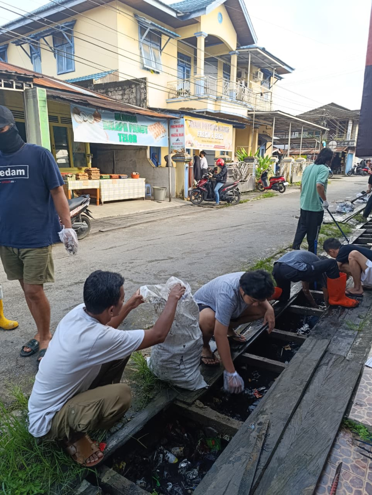 Gotong royong jln siti aisyah