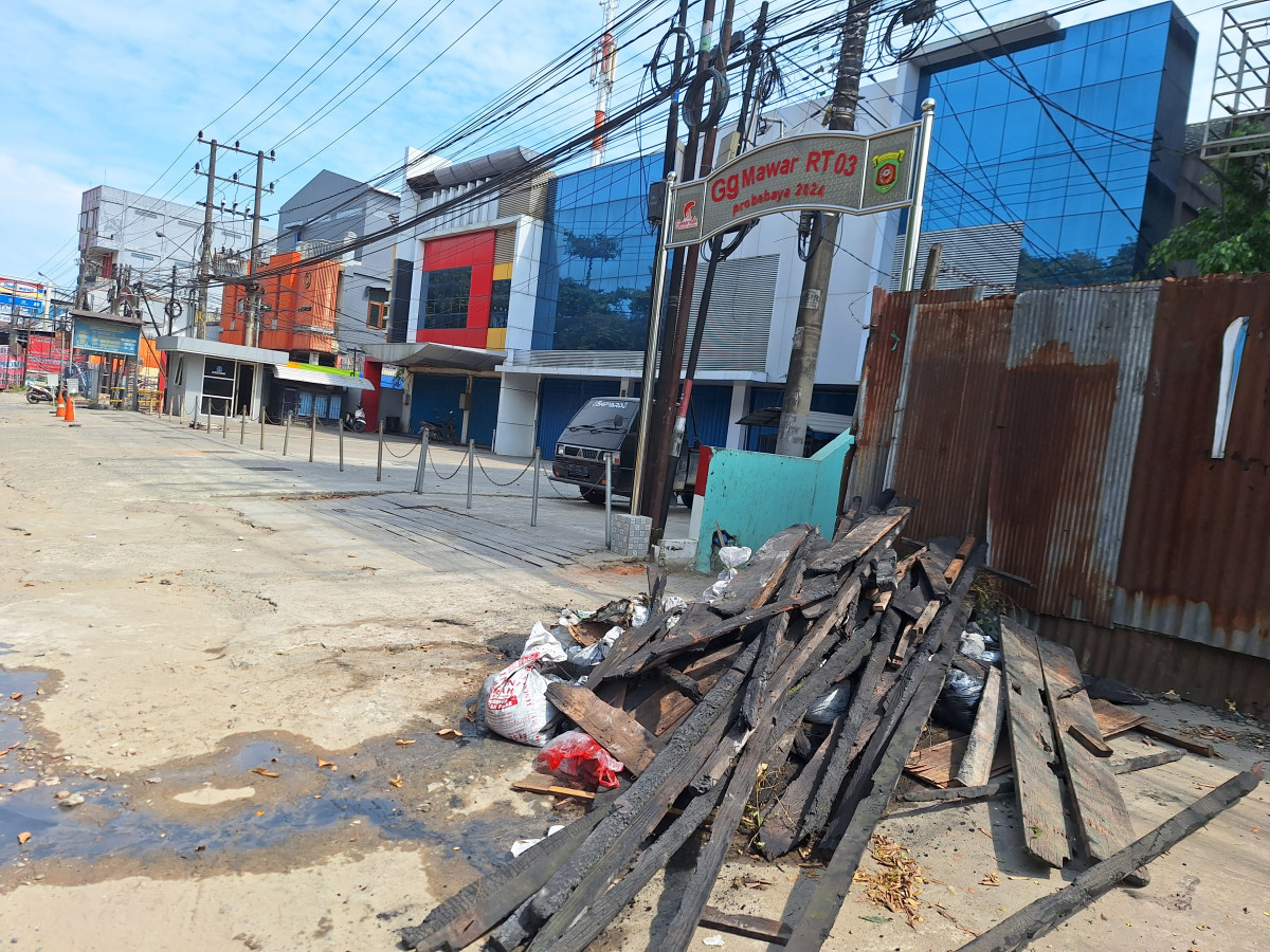 Kerja bakti bersama warga bersihkan parit dan sisa kayu kebakaran