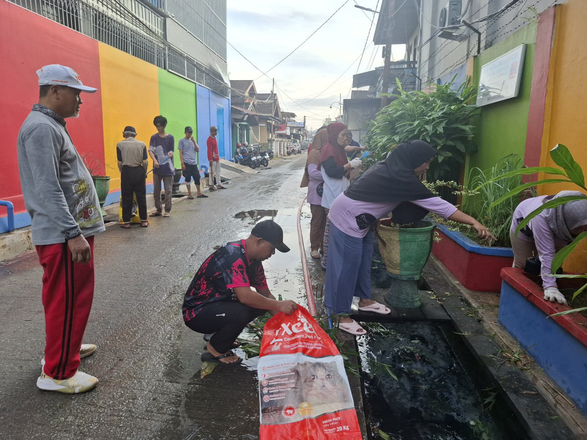Bersihkan parit dan sampah parit jln siti aisyah