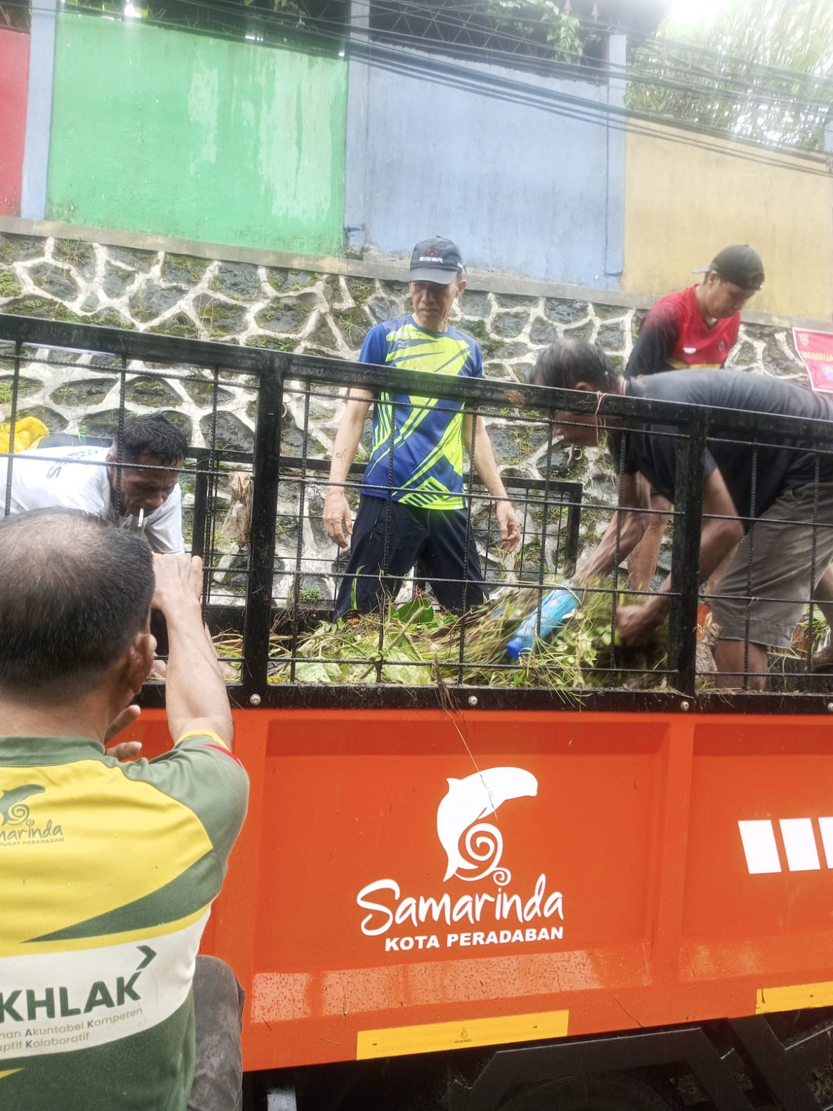 Kolaborasi kerja Bakti bersama RT jawa bersihkan rumput liar