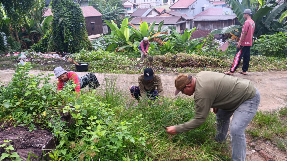 kerja bakti gg. villa taruna