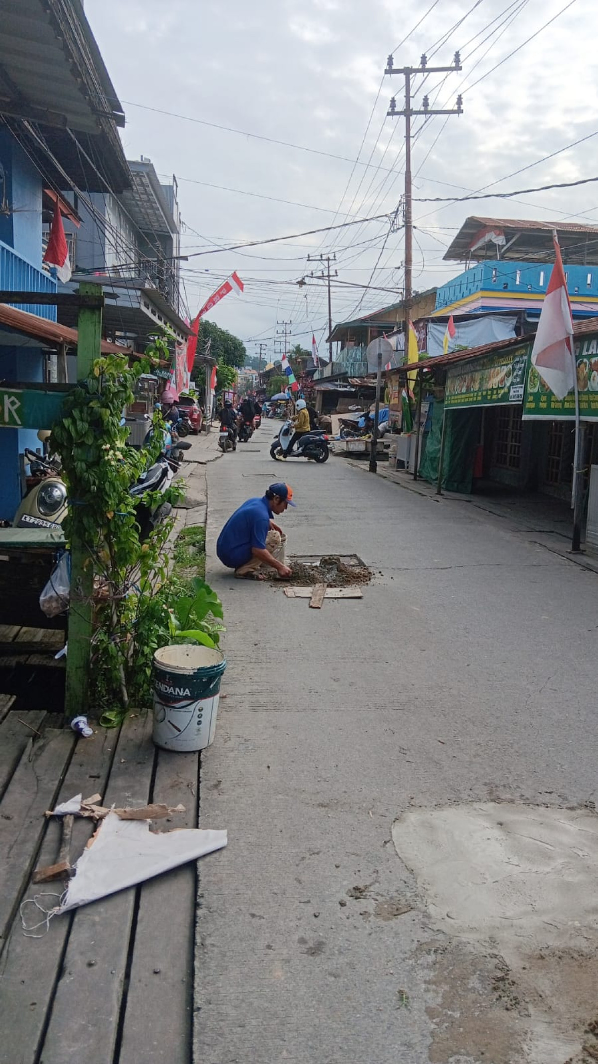 Tambal Jalan Siti Aisyah yang berlobang