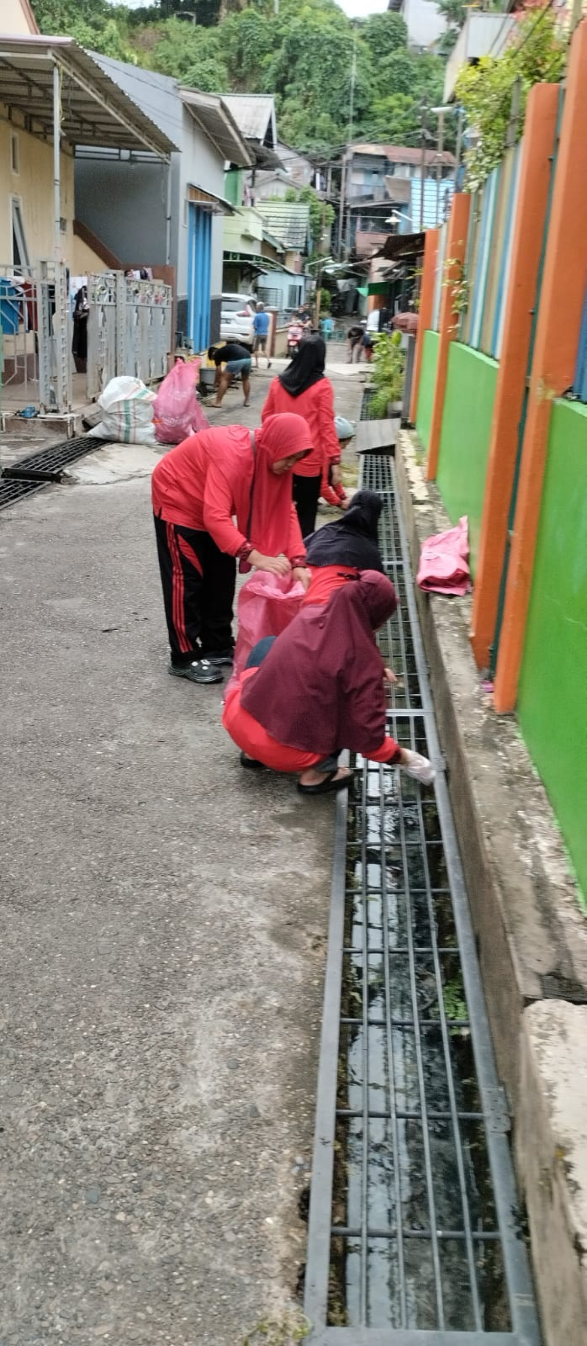 Gotong royong membersihkan sampah, rumput dan paret