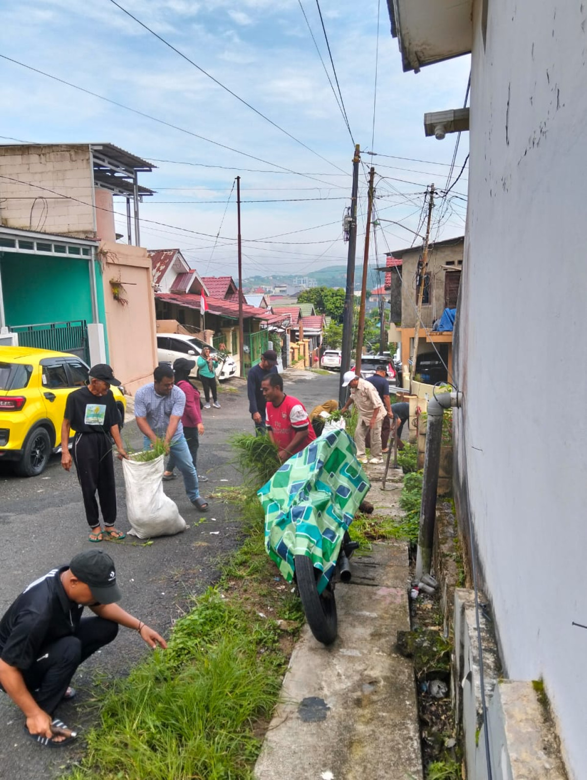 membersihkan sampah dan rumput di jl. permata hijau blok b rt.26