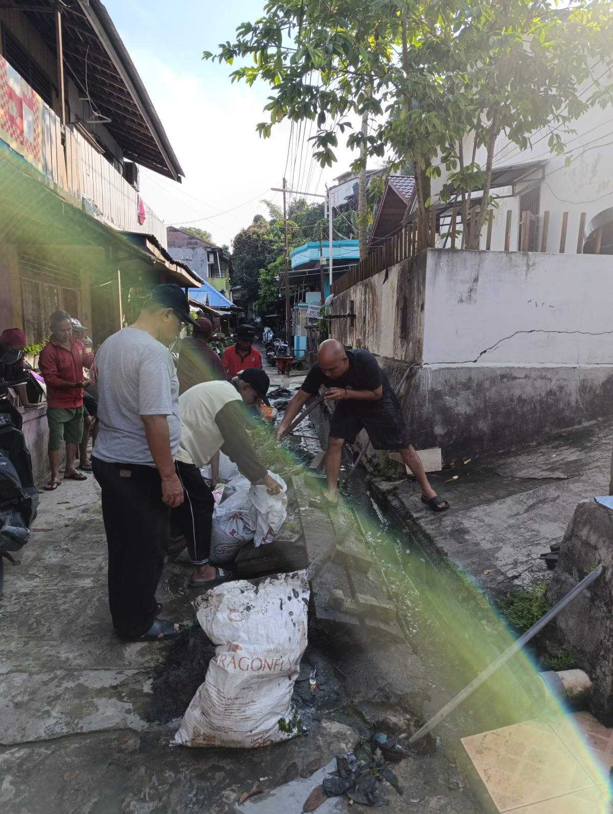 Gotong royong membersihkan drainase di jl. Re. Martadinata gg. Wahyu rt.04