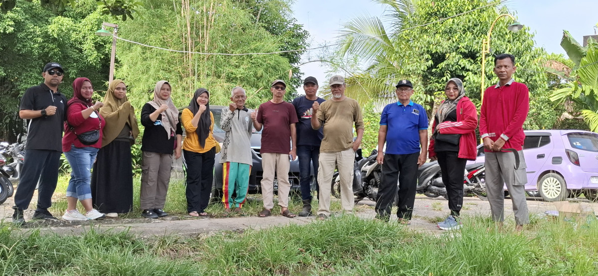 Gotong royong membersihkan rumput dan sampah di jl. Re martadinata gg. Villa taruna 2