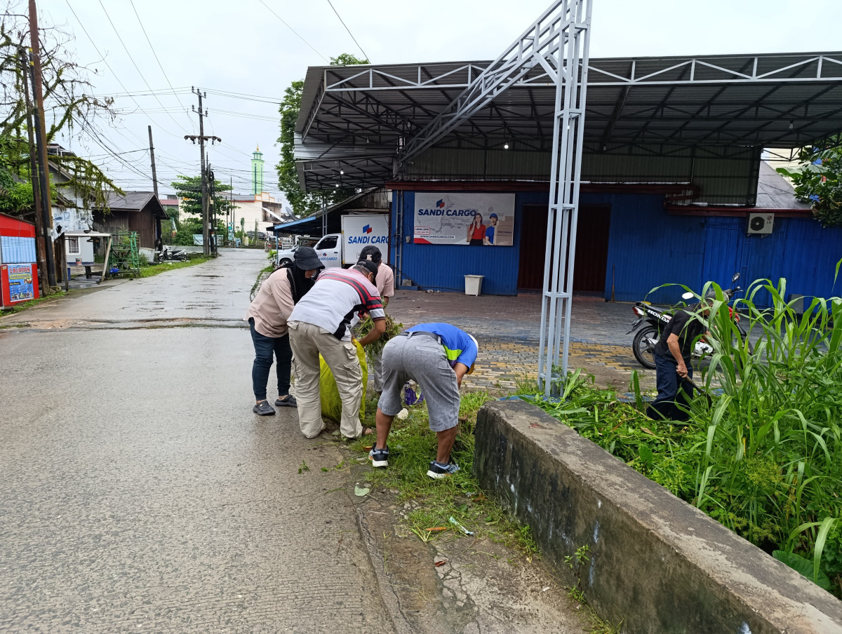 Gotong royong Membersihkan sampah dan rumput liar di jl. Permata hijau blok A