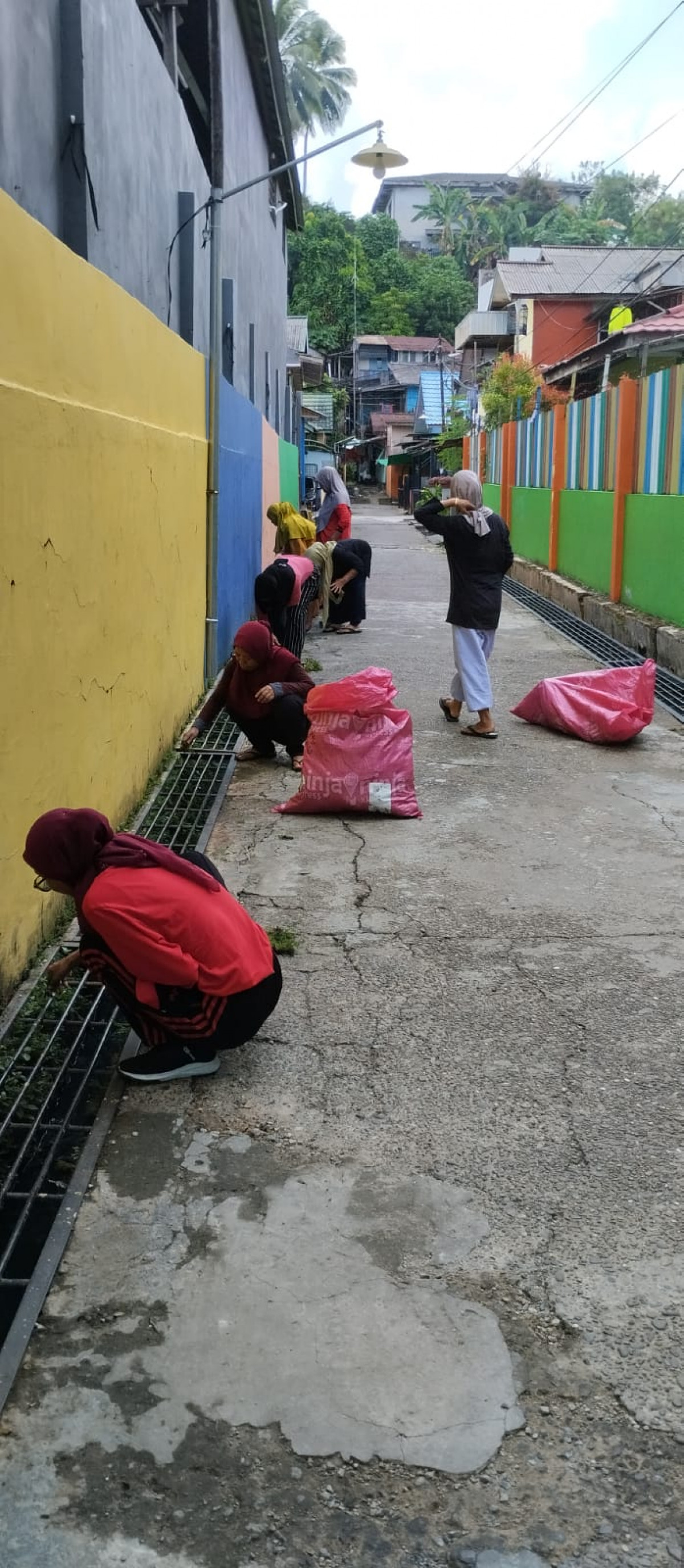 PEMBERSIHAN SAMPAH PADA DRAINASE