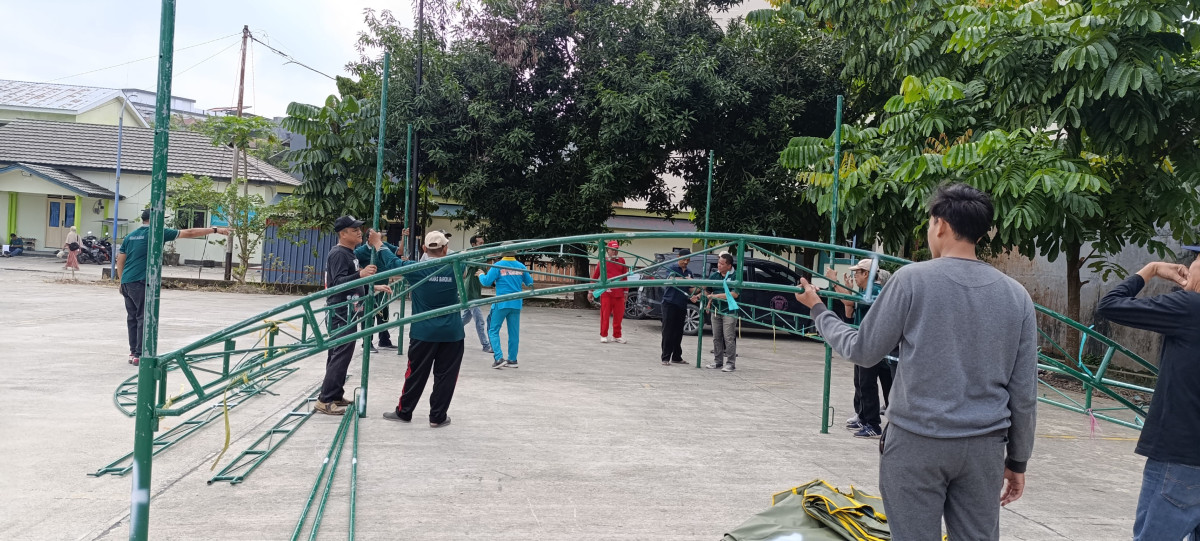 Gotong royong membersihkan lingkungan dan pemasamgan umbul-umbul dan pemasangan tenda, persiapan MTQ di rt. 27