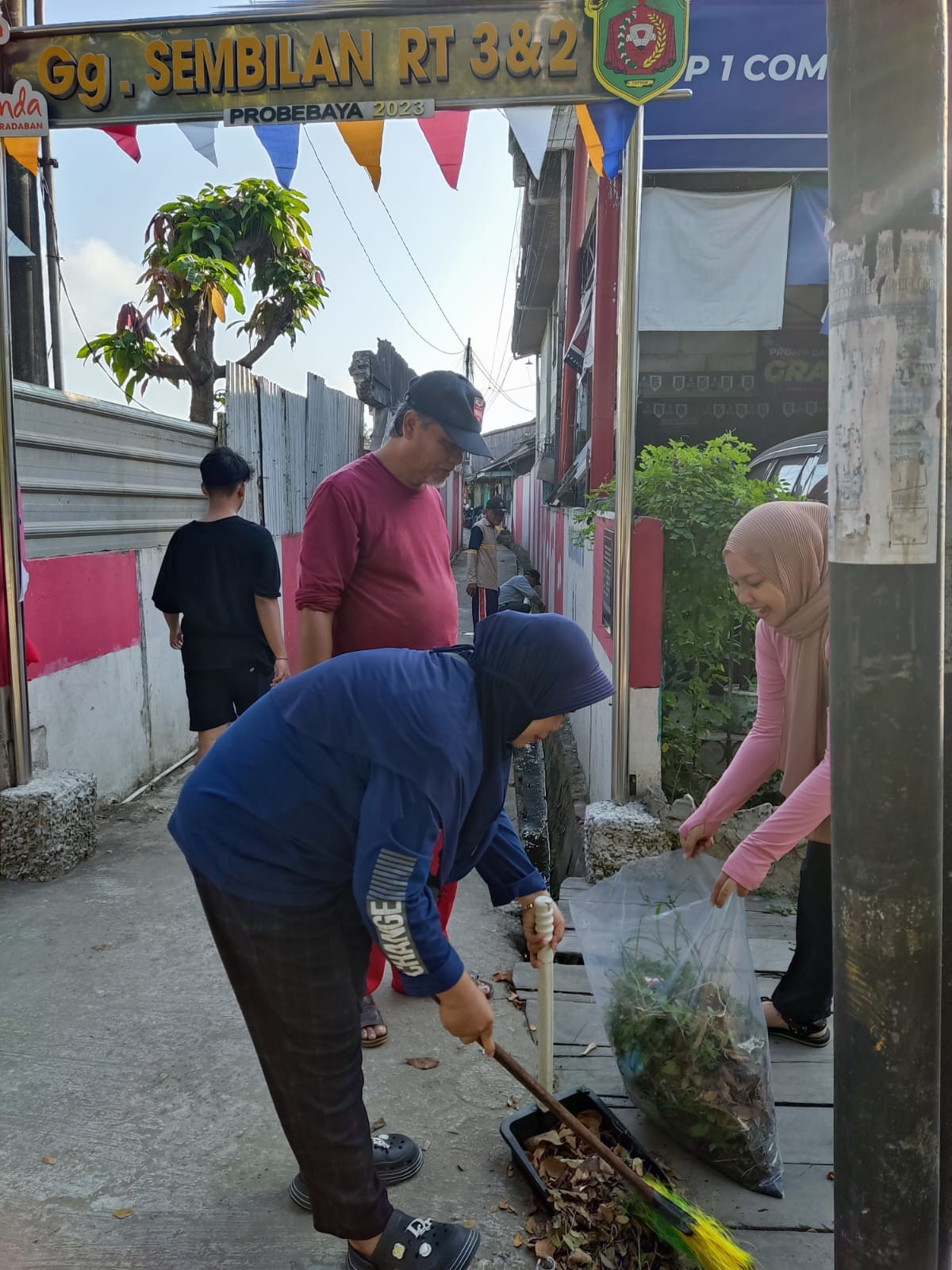 Membersihkan parit dan jalan