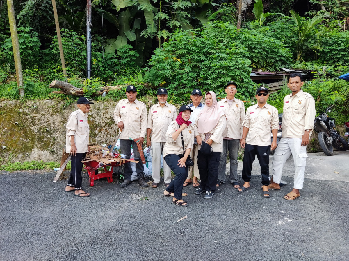 Membersihkan lingkungan di rt. 26