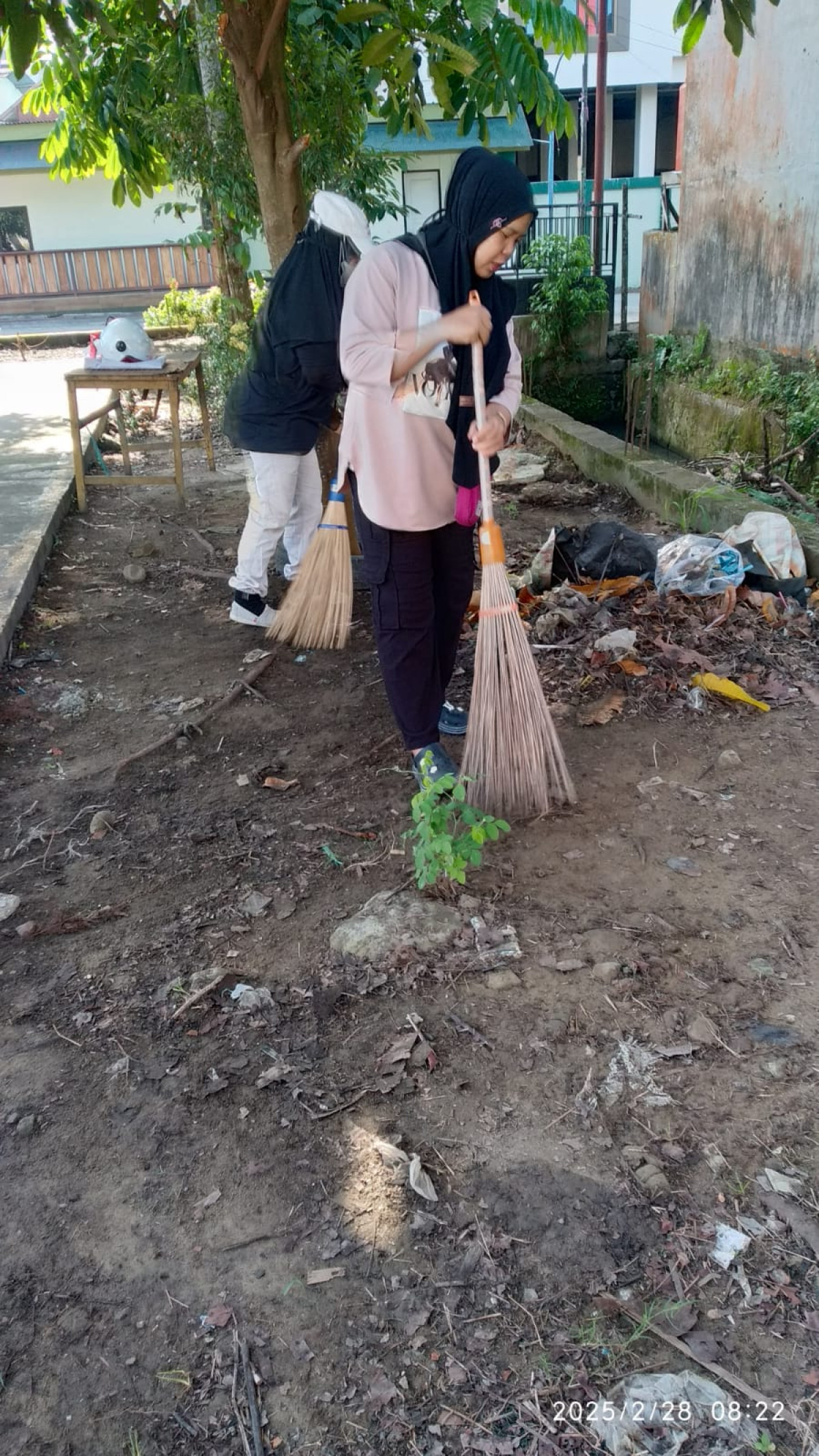 Gotong royong mrmbersihkan sampah di lingkungan mesjid ad dakwah