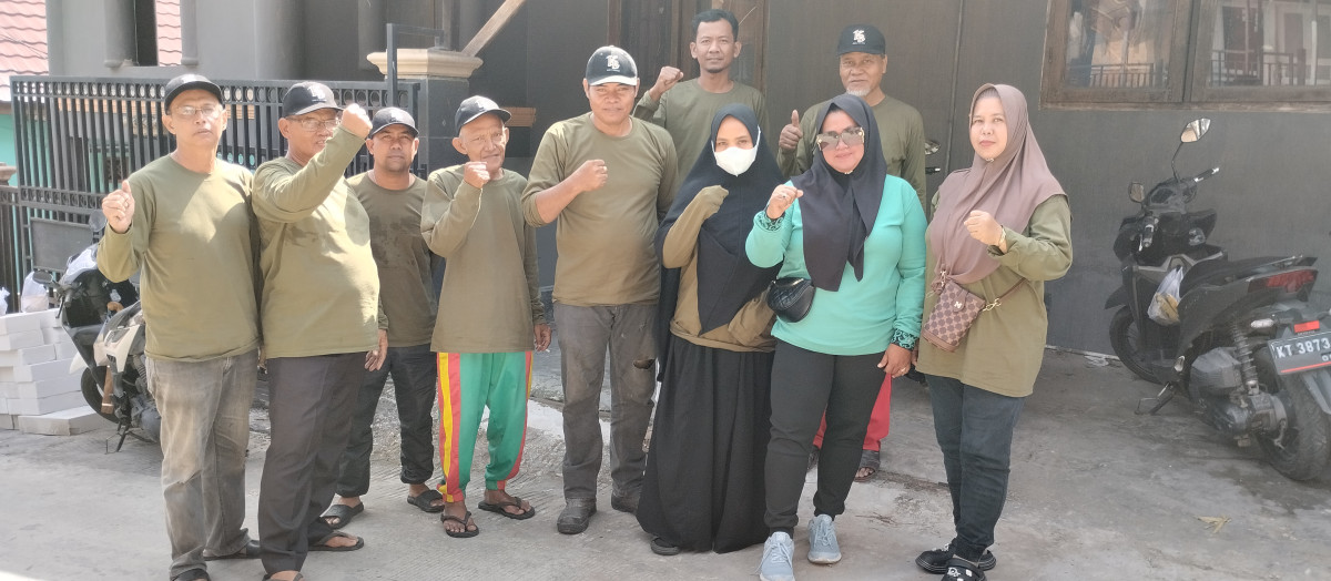 Membersihkan lingkungan (rumput liar ) di jl. Raudah ujung rt 29